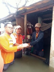PKS Sembar Salurkan Makanan Siap Saji untuk Korban Banjir